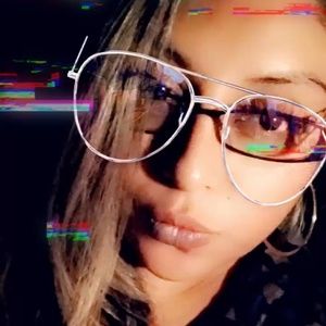 Meet your Posher, Niria